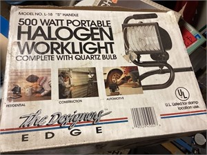 500 W portable halogen work light in box