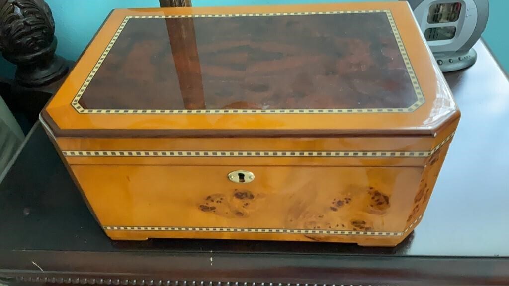 Cigar humidor box