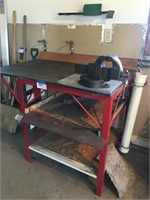 Workbench with vise