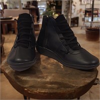 Fashionable Black Ankle Boots - Unknown Size