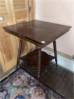 WOODEN TABLE (24" X 24" X 29") SPINDAL LEGS