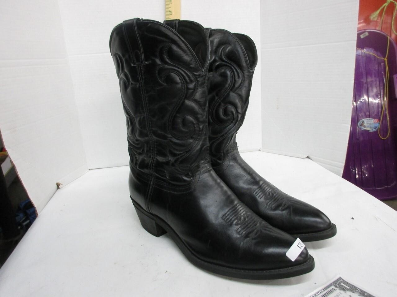 Western riding boots. 13D