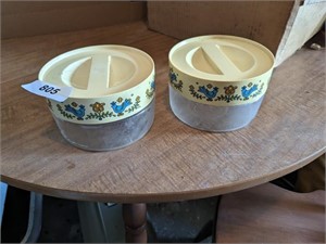 (2) Pyrex Containers w/ Lids