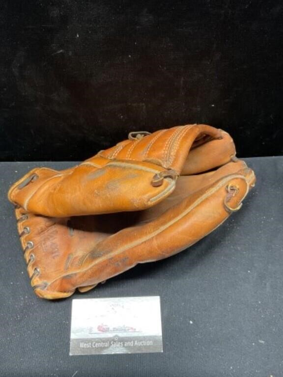 Wilson Luis Aparicio Glove