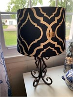 NEAT METAL LAMP WITH SHADE