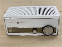 Vintage GE AM Solid State Radio, comes on