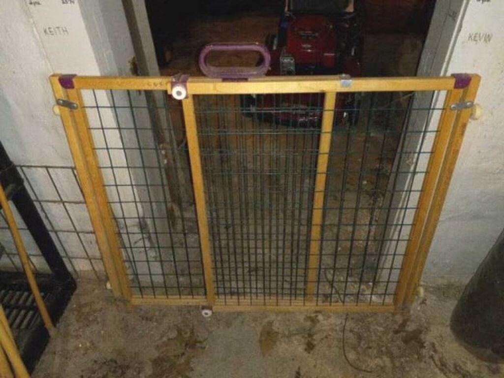 Adjustable pet gate