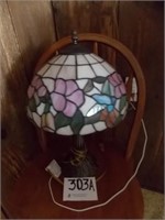 Stained glass desk lamp w/metal base, 18" tall
