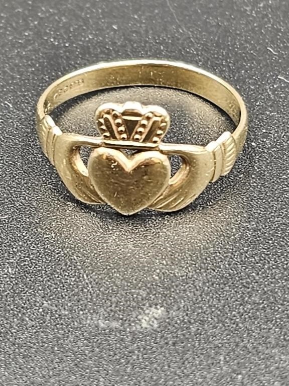 375 Gold Ring Size 10. 3.6 Grams