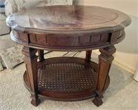 Oval 2-tier end table --22x28