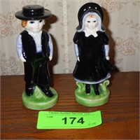 VINTAGE CERAMIC AMISH COUPLE S&P SHAKERS (CHIP>>>