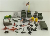 Huge Lot of Plastic Army Playset Pieces