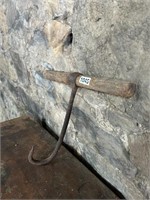 (1) UNIQUE LONG HANDLED BALE HOOK