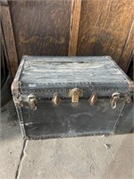 ANTIQUE LARGE STEAMER TRUNK