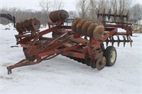 INTERNATIONAL HARVESTER 480 DISC WITH MANUAL WINGS