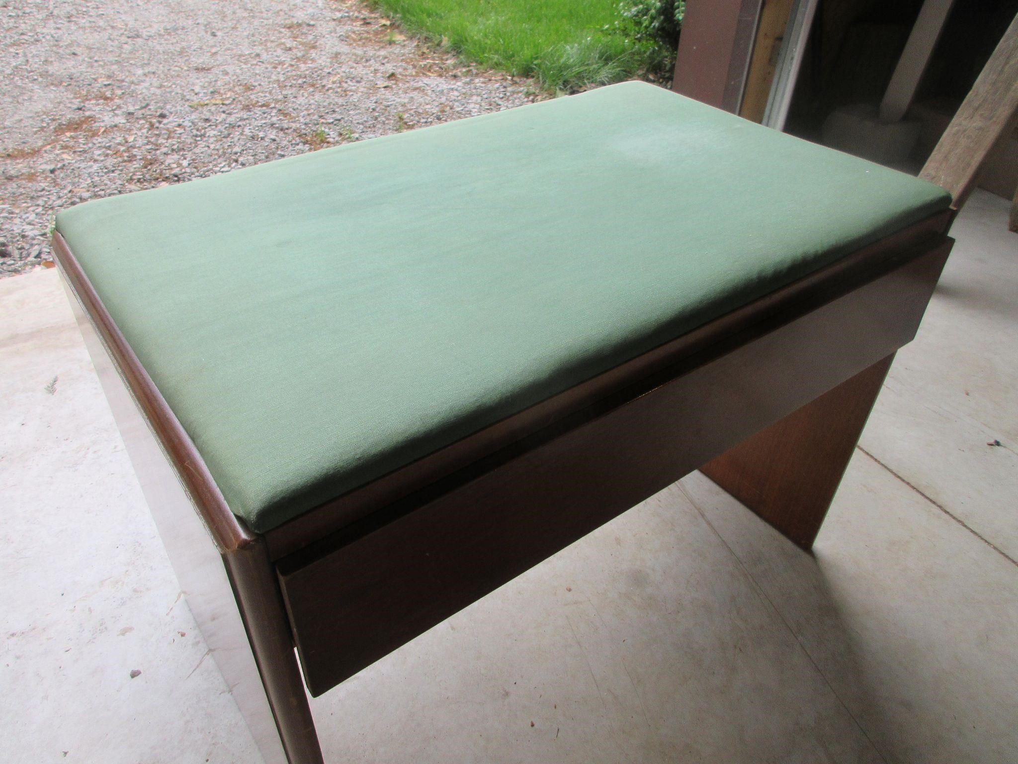 Padded Sewing Bench w/ Storage Drawers Full