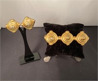 Vtg Set of Brooch and Clip Earrings  Gold toned