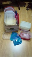 VARIETY OF RUBBERMAID CONTAINERS WITH LIDS