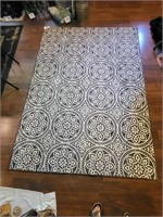 Rubber backed area rug 5' x 7'
