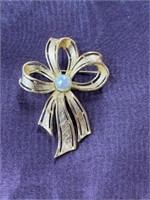 Napier gold tone vintage brooch