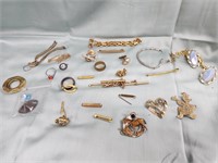 Assorted jewelry and some broken pieces.  Look at