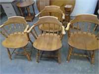ROUND MAPLE DINING TABLE W/PEDESTAL AND (4) CHAIRS