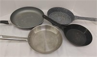 4 Metal Pans