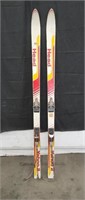 Pair of Head Yahoo 2 skis approx 71" in length