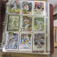 GROUP OF BASEBALL SPORTS CARDS IN BINDER