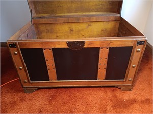 30" x 18" x 20" Contemporary Leather Trunk. Nice!