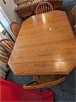 Oak Dinning Room Table w/ (6) Chairs