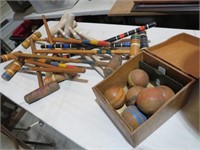2 SET OF WOOD MALLETS AND BALL FOR CROQUET