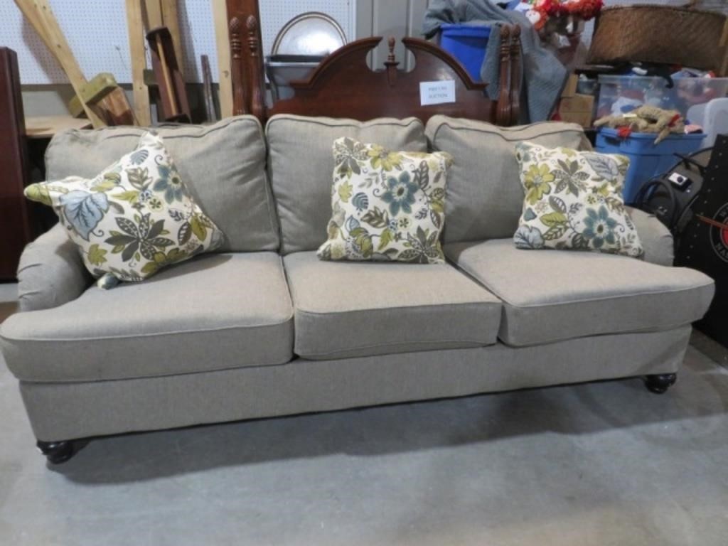 USED CLOTH SOFA WITH PILLOWS