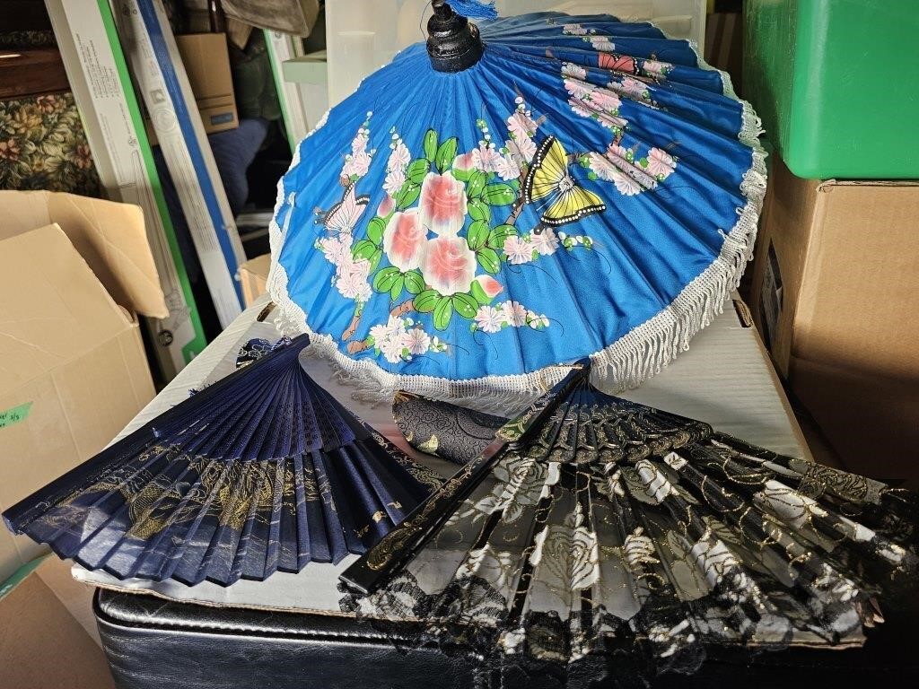 Decor umbrella and 2 fans in sleeves