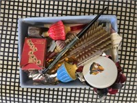 Tray lot of vintage trinkets