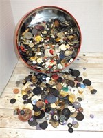 LARGE TIN OF LOOSE BUTTONS