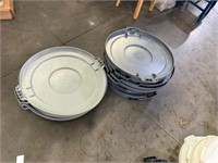 Lot of 44 gallon trash can lids