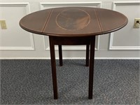 Vintage Mahogany Oval Drop leaf table, has glass