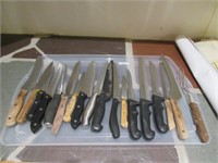 TRAY: 18 CARVING & CUTTING KNIVES