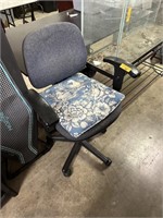 ROLLING OFFICE CHAIR