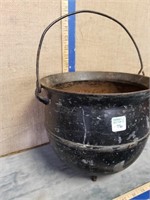 O.P & CO. NO. 7 FOOTED STEW POT W/ HANDLE