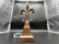 12" tall heavy metal Fleur-dis-lis great patina