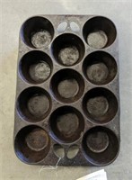 GRISWOLD MUFFIN PAN CAST IRON