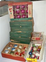 GROUP VINTAGE CHRISTMAS ORNAMENTS IN BOXES