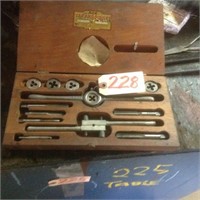 Ace tap and die set