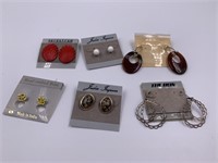 6 Pairs of ladies earrings               (700)