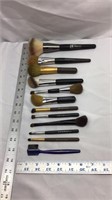 F8) LOT OF MAKEUP BRUSHES