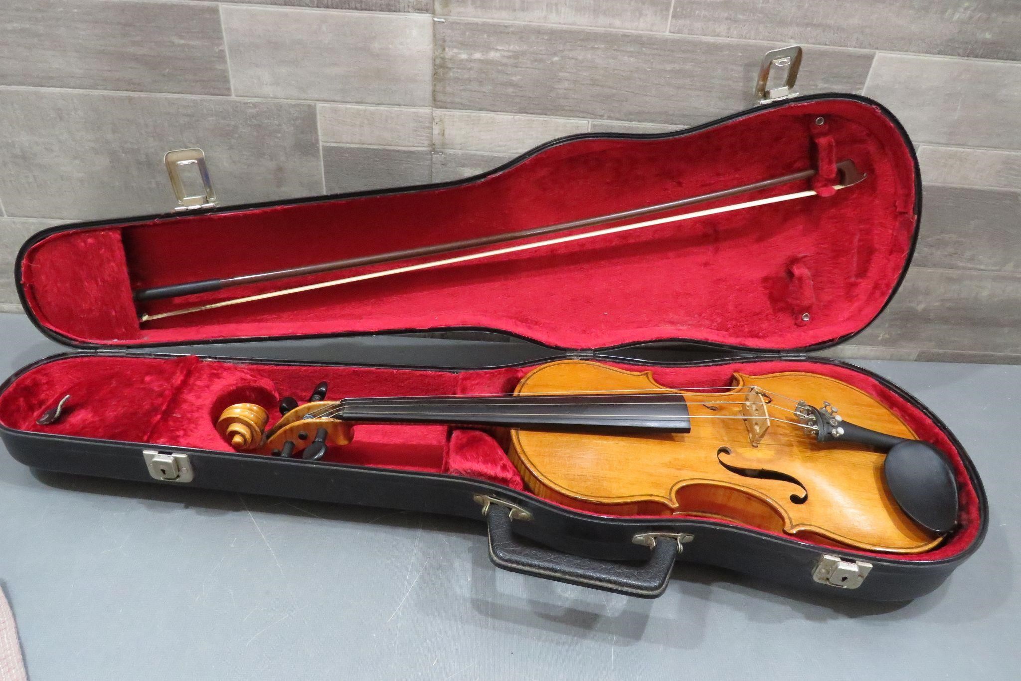 COPY OF ANTONIUS STRADIVARIUS VIOLIN / CASE