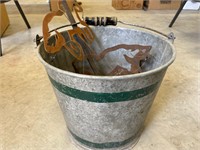 OUTDOOR PAIL WITH ACCESSORIES