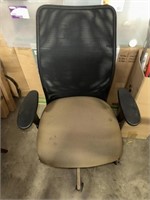 BLACK AND TAN OFFICE CHAIR